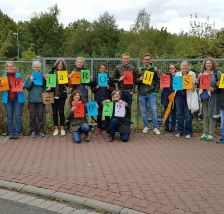 Das Kollegium am neuen Schulgelände in Stierstadt